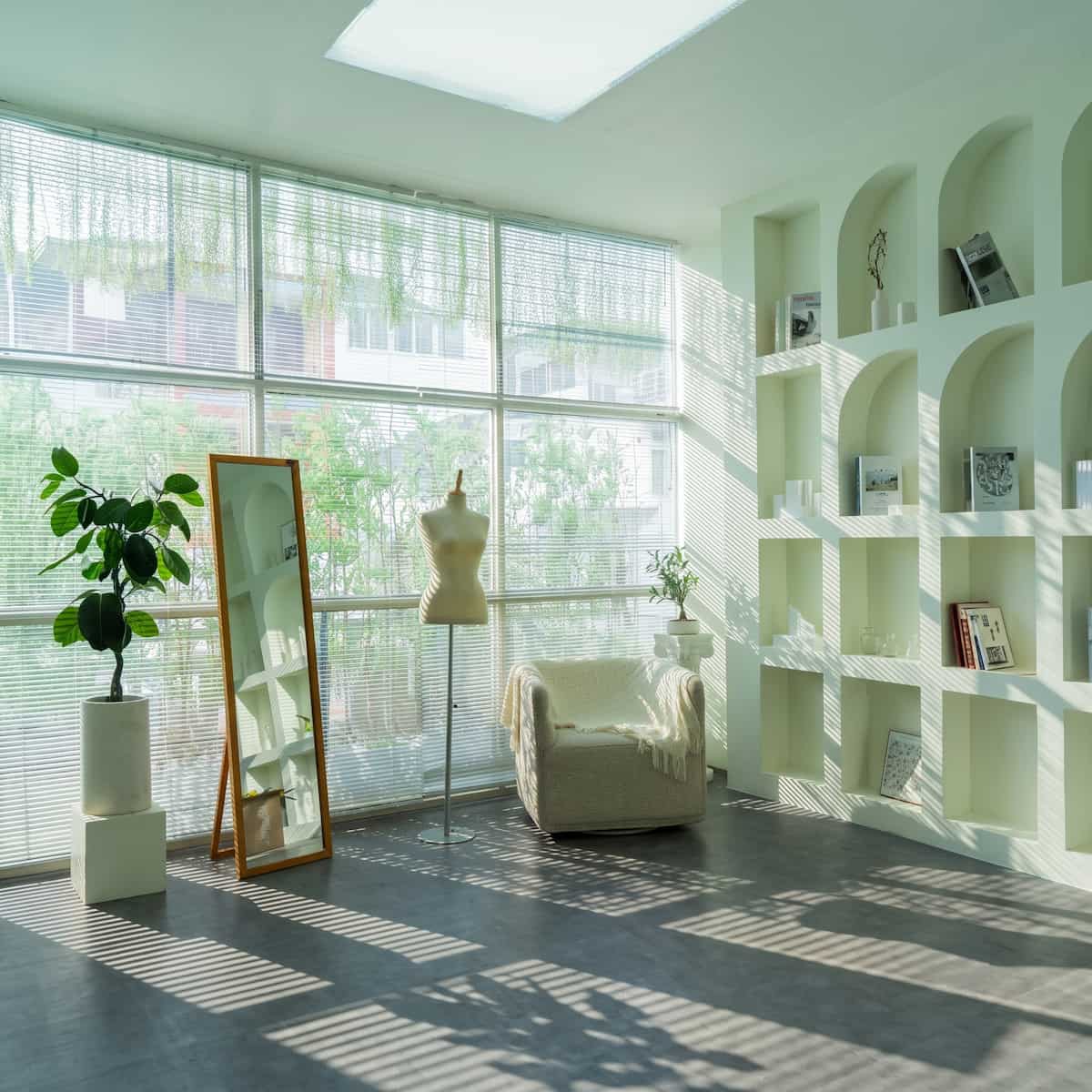Room 2 - Toàn cảnh ánh nắng rọi qua rèm sáo kịch trần